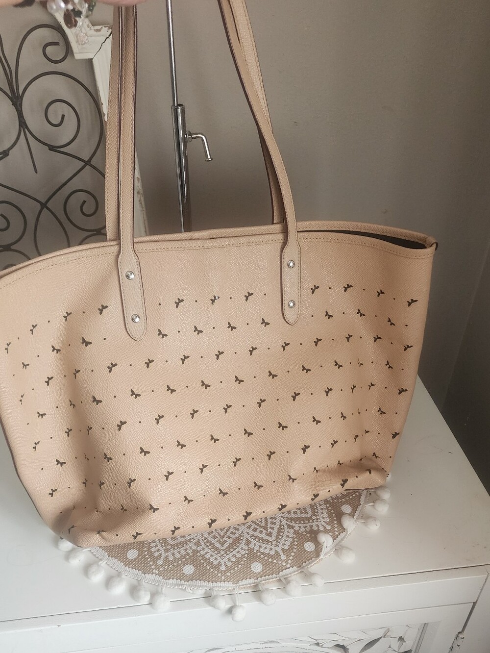 Coach Light Beige Butterfly Perforated Leather Large Tote Guc - Picture 2 of 7